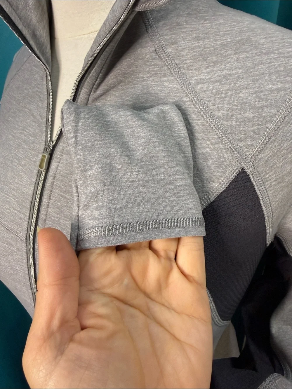 Vintage lululemon Run: Dash Pullover | 2010 | Size 6 | Static Ash/Coal